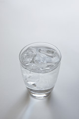 グラスに入った氷と水