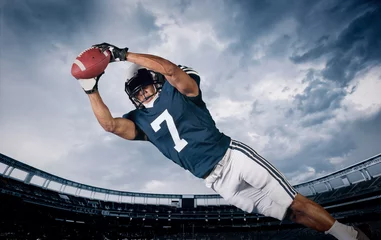 Foto op Plexiglas American Football-speler die een touchdown-pas vangt © Brocreative