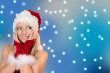 hübsche Frau im Weihnachtskostüm