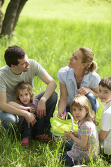 Fototapeta premium Familie rastet auf einer Wiese