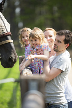 Familie besucht Pferdekoppel