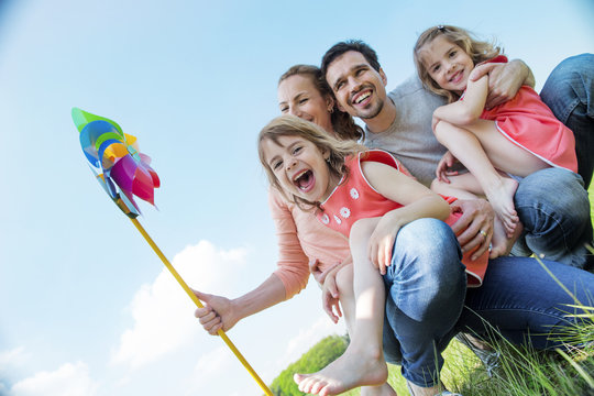 Gl&uuml;ckliche Familie mit Zwillingsm&auml;dchen