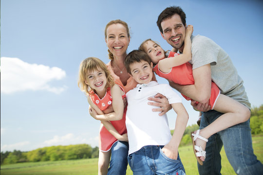 Gl&uuml;ckliche Familie mit Kindern