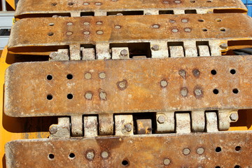 Detail einer Gliederkette eines Raupenfahrzeugs