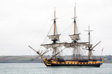  L'Hermione en Baie de Douarnenez sous ciel couvert, Bretagne