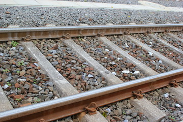 Gleis an einem Bahnsteig in einem Bahnhof