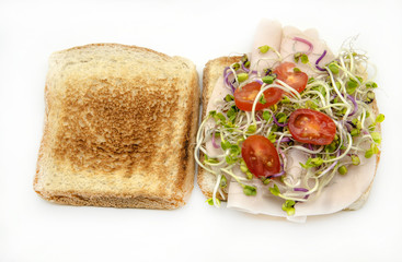 Sandwich con ensalada y jamon cocido