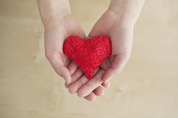 赤いハートを持つ手