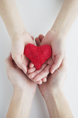 赤いハートを持つカップルの手元