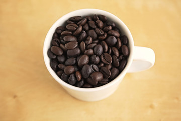 コーヒーカップに入れたコーヒー豆