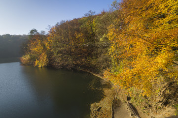 kolorowa jesień nad jeziorem