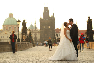 Obraz premium Bride and groom kissing on the streets