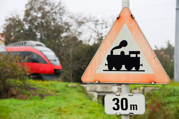 Halt Bahnübergang mit Lokomotive und altem Schild