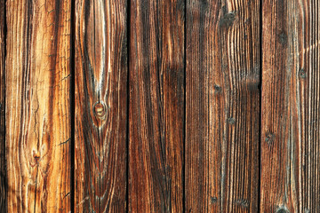 Verwittertes Lärchenholz zeigt den natürlichen Alterungsprozess von Holz und den entstandenen...
