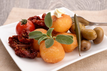 Appetizer with tomato, mozzarella and olives