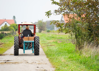 Landwirt fährt mit altem Traktor auf Güterweg © Ewald Fröch