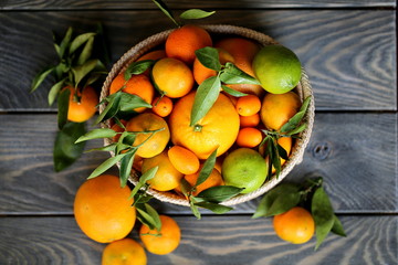 Корзина с апельсинами и мандаринами - obrazy, fototapety, plakaty