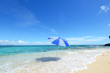 美しいビーチとパラソル