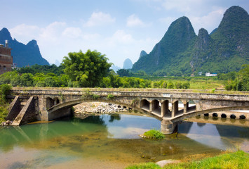 Fototapeta na wymiar alte Brücke über den Li-Fluss