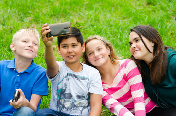 teenager machen ein selfie