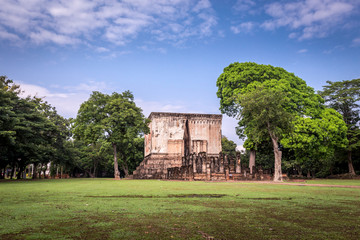 Fototapeta na wymiar Wat Si Chum, Sukhothai Historical Park