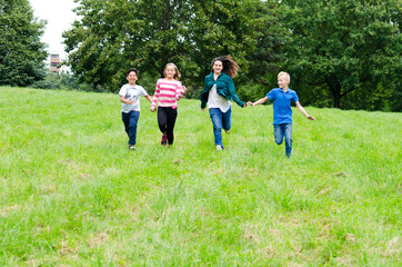 teenager rennen über eine wiese