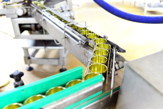Lebensmittelindustrie - fliessband mit Dosen zur Abf&uuml;llung
