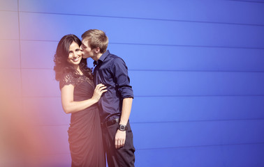 Obraz premium Cheerful couple with a blue wall on background
