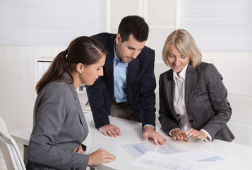 Führungskräfte: erfolgreiches business Team in Besprechung