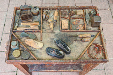 old tools of the shoemaker