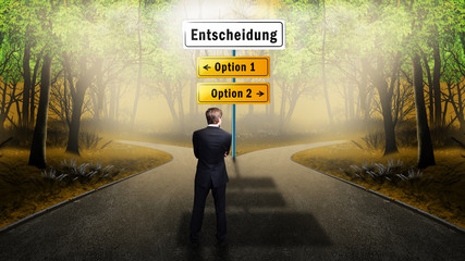 Geschäftsmann muss sich zwischen Optionen entscheiden