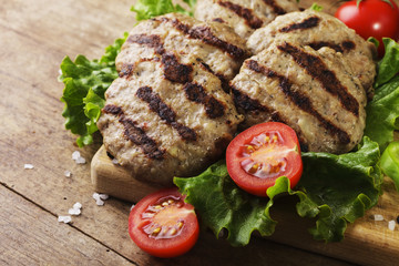Grilled beef meatballs and vegetables on wooden bord