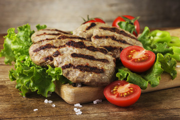 Grilled beef meatballs and vegetables on wooden bord