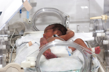 Newborn baby inside incubator - obrazy, fototapety, plakaty
