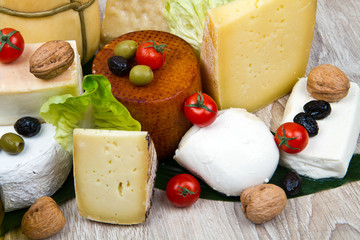 	formaggi misto su legno