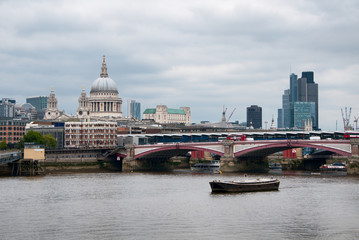 Fototapeta na wymiar Boat Passing Arch Bridge at River Thames