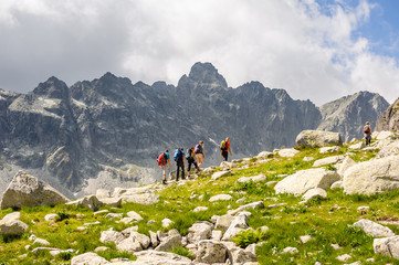 Grupa turystów na szlaku - Tatry