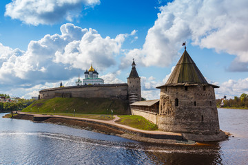 Fototapeta na wymiar Stone tower and Pskov Kremlin