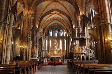 Fototapeta na wymiar Nef de l'église Matthias à Budapest, Hongrie 