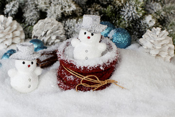 Weihnachtsdeko im Schnee