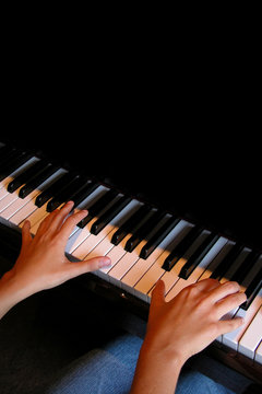 manos tocando el piano mujer  2-f14