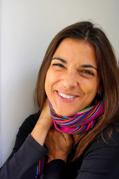 RAGAZZA CON SCIARPA COLORATA RIDENDO