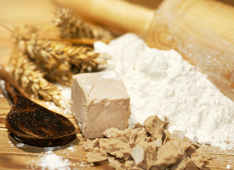 Backhefe mit Mehl und Weizenähren