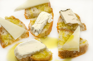 Aperitivos de queso,pan y aceite de oliva