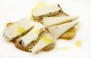 Aperitivos de queso,pan y aceite de oliva