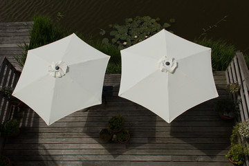 Terrasse mit Sonnenschirmen am Wasser