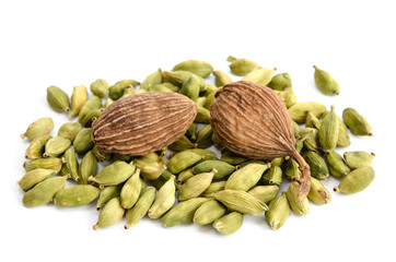 Grüner und schwarzer Kardamom