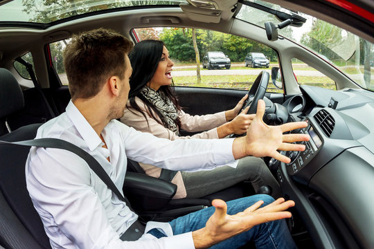 Paar fährt in einem Auto
