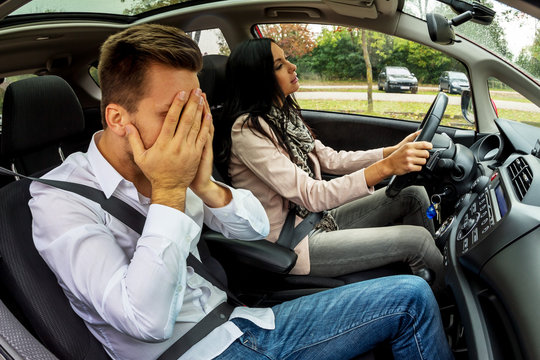 Paar f&auml;hrt in einem Auto
