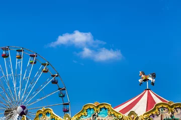 Foto op Plexiglas antique carousel horses tent and ferris wheel in amusement park © Soonthorn